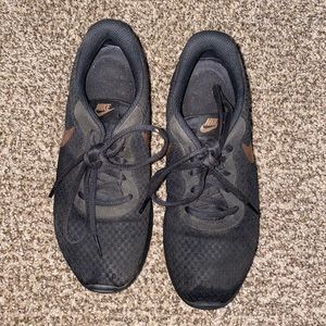 ROSE GOLD NIKE RUNNING SHOES